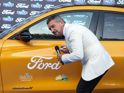 El actor Antonio Banderas firma el Ford Mustang Mach-E a su llegada a la gala benéfica de Starlite, el 14 de agosto en la cantera de Nagüeles de Marbella (Málaga).