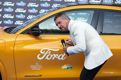 El actor Antonio Banderas firma el Ford Mustang Mach-E a su llegada a la gala benéfica de Starlite, el 14 de agosto en la cantera de Nagüeles de Marbella (Málaga).