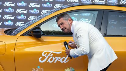 El actor Antonio Banderas firma el Ford Mustang Mach-E a su llegada a la gala benéfica de Starlite, el 14 de agosto en la cantera de Nagüeles de Marbella (Málaga).