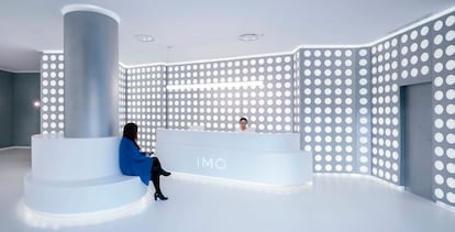 Banco y mostrador realizados a medida con Krion®./ Imagen Sublimibal (Miguel de Guzmán + Rocío Romero).