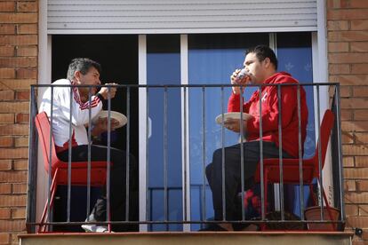 Dos personas comen en el balcón de su casa, en Terrassa (Barcelona).