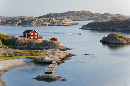 Ba&ntilde;istas en la isla sueca de Tjorn, en la costa oeste de Suecia.