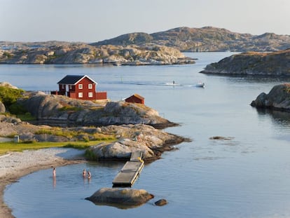 Ba&ntilde;istas en la isla sueca de Tjorn, en la costa oeste de Suecia.