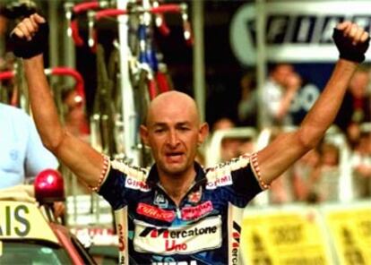 Pantani, &#39;el Elefantino&#39; como le apodaban al principio de su carrera por sus descomunales orejas, había sido un ídolo para la afición italiana, y para los amantes del ciclismo en general, que apreciaban su perfil de escalador heroico y genial. En la foto, el ciclista se impone en una etapa alpina del Tour de Francia en 1997.