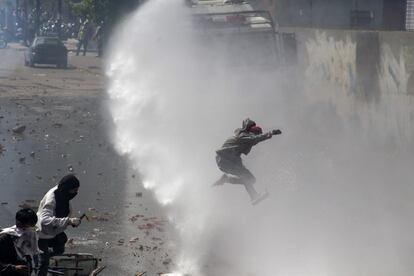 La Policía Nacional Bolivariana (PNB) dispersó con gases lacrimógenos y agua una marcha opositora en Caracas que pretendía llegar hasta la Defensoría del Pueblo para pedir su respaldo al proceso iniciado por el Parlamento contra siete magistrados del Tribunal Supremo de Justicia (TSJ).

