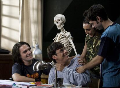 Mario Casas, a la izquierda, en un fotograma del filme.