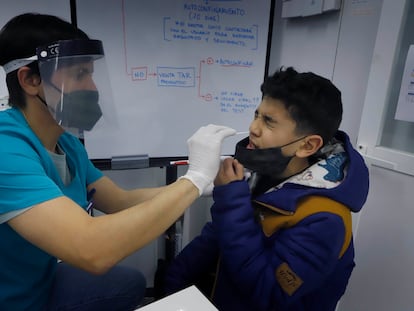 Un niño se somete a un test de antígenos en una farmacia de Terrassa.