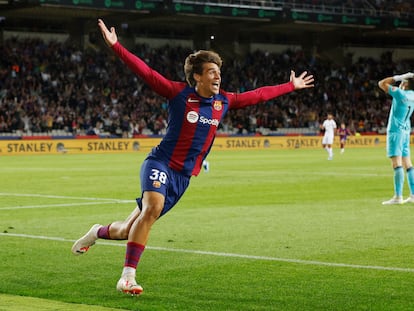 Marc Guiu celebrando su anotación frente al Athletic de Bilbao.