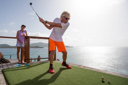 Richard Branson juga amb una pilota ecològica.