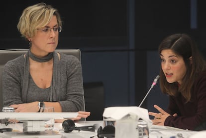 La diputada Garbiñe Errekondo (izquierda) escucha la intervención de la directora foral Laura Gómez, ayer en las Juntas de Gipuzkoa.