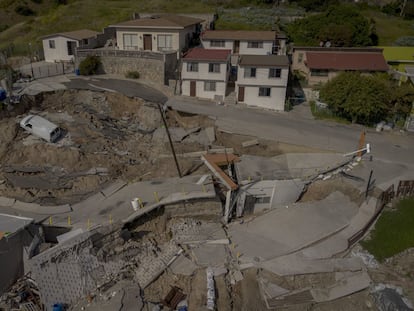 Restos del derrumbe en el fraccionamiento La Sierra en Tijuana, Baja California, el 9 de abril 2023.