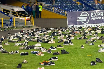 Cancha después del enfrentamiento entre aficionados de Independiente y U de Chile.