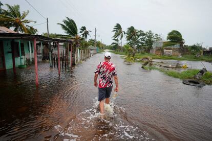 El maestro de escuela Roy Ross, de 49 años, camina por una carretera inundada después del paso de 'Idalia' en Playa Majana, Cuba.