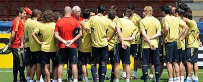 Los jugadores de la selección, reunidos junto a Luis durante una sesión preparatoria