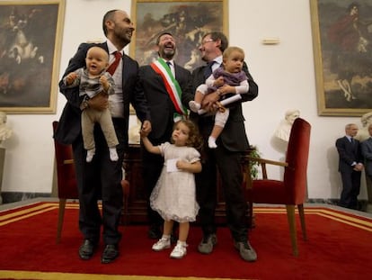 El alcalde de Roma, Ignazio Marino, junto a una de las parejas cuya unión registró este sábado.