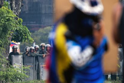 Miembros de la Guardia Nacional observan las protestas de la oposición en Caracas.