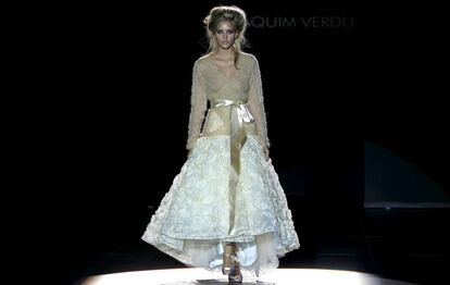 Alba Carrillo desfirla para Dolores Cortés en la Madrid Fashion Week de 2010.