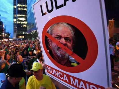 Manifestantes protestan en contra del expresidente brasileño Luis Ignacio Lula da Silva en Sao Paulo este martes.