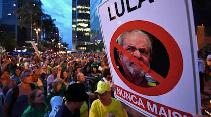 Manifestantes protestan en contra del expresidente brasileño Luis Ignacio Lula da Silva en Sao Paulo este martes.