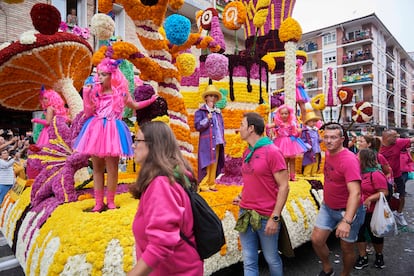 La batalla de las flores de Laredo (Cantabria). 29 de agosto.
Alrededor de millón y medio de pétalos y flores —dalias, margaritas y clavelón, principalmente— forran el armazón de las carrozas alegóricas, cada una en torno a un tema, que recorren la Alameda de Miramar el último viernes de agosto (este año, el día 29). Es la Batalla de Flores de Laredo, que se celebra desde 1908 y es Fiesta de Interés Turístico Nacional. Los carrocistas y sus cuadrillas trabajan durante diez meses para ganar el concurso, y eso incluye sembrar de flores de distintas variedades cromáticas, los campos de la localidad cántabra, lo que ya es en sí mismo todo un espectáculo; se cortan tres días antes del gran desfile. En la edición de 2024 participaron 13 carrozas, nueve en la categoría A (las más grandes, que pueden lucir entre 150.000 y 180.000 flores naturales cada una, clavadas a mano horas antes de salir) y cuatro en la B (más pequeñas).