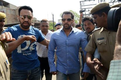 El actor Salman Khan (en el centro), a su llegada a los juzgados el pasado 29 de abril.