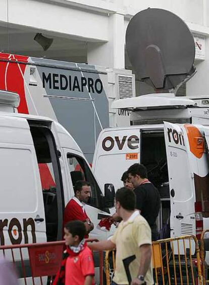 Unidades móviles de Mediapro, ayer en el Sánchez Pizjuán.