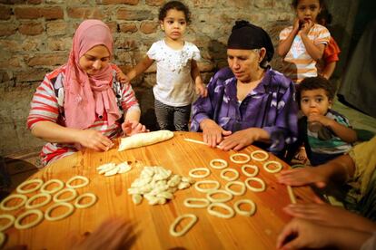 Mujeres egipcias preparan Kahk, galletas de mantequilla elaboradas en un horno tradicional sin puerta en la villa de Dalgamon (Egipto). Los egipcios musulmanes se preparan para celebrar el Eid al-Fitr, un festival religioso que marca el fin del mes del Ramadán. 