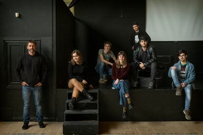 El profesor y escritor Pablo Gutiérrez (izquierda) posa en el instituto Juan Sebastián Elcano, de Sanlúcar de Barrameda (Cádiz) junto a varios de los alumnos que participaron en la representación de 'Cyrano de Bergerac' en 2019.