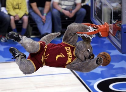 La mascota de los Cavaliers hace un mate durante un descanso.