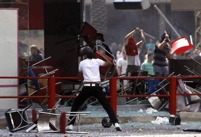 Manifestantes destrozan un restaurante de comida rápida (KFC) en la ciudad de Trípoli (norte de Líbano).
