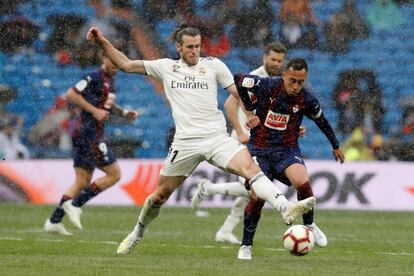 El delantero galés del Real Madrid, Gareth Bale, pelea un balón con el centrocampista chileno del Eibar, Fabián Orellana.