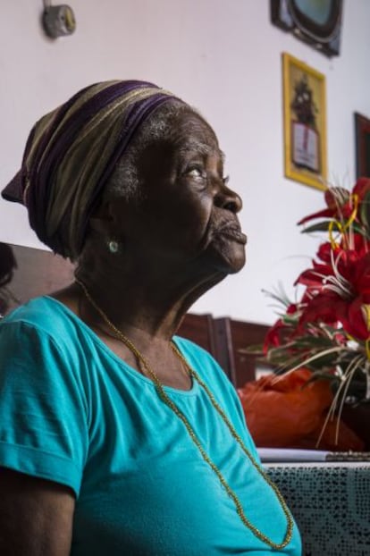 Dona Dalva Damiana, 89, vive na mesma casa em que nasceu, em Cachoeira.