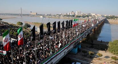 Miles de iraníes asisten a una procesión fúnebre por el mayor general iraní Qassem Soleimani, jefe de la élite de la Fuerza Quds, y el comandante de la milicia iraquí Abu Mahdi al-Muhandis, que fueron asesinados en un ataque aéreo en el aeropuerto de Bagdad, en Ahvaz, Irán, el 5 de enero.