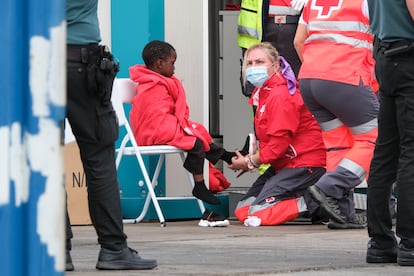 Un grupo de personas migrantes, entre ellos varios menores, es atendido por la Cruz Roja el pasado 7 de febrero en el puerto de Los Cristianos (Tenerife).