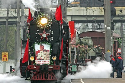 El Tren de la Victoria llega a la estación de Minsk para conmemorar el 60º aniversario del fin de la II Guerra Mundial.