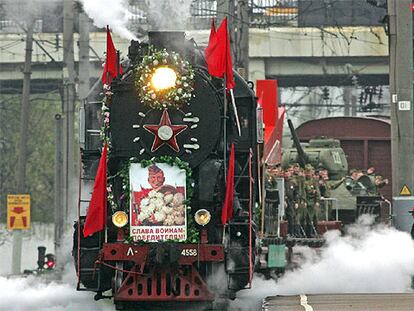 El Tren de la Victoria llega a la estación de Minsk para conmemorar el 60º aniversario del fin de la II Guerra Mundial.