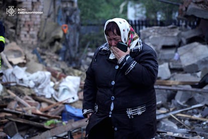 Una residente local llora entre los escombros de su casa, destruida tras el ataque aéreo ruso en la región de Jmelnitsky, este domingo.
Associated Press/LaPresse