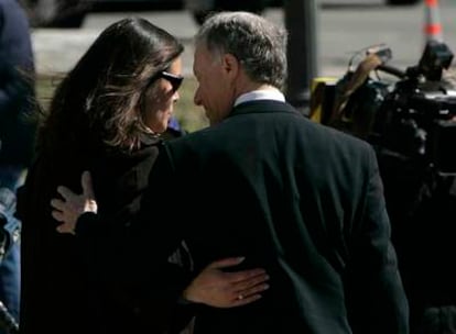 Lewis Libby, con su esposa, Harriet Grant, el pasado martes en Washington.