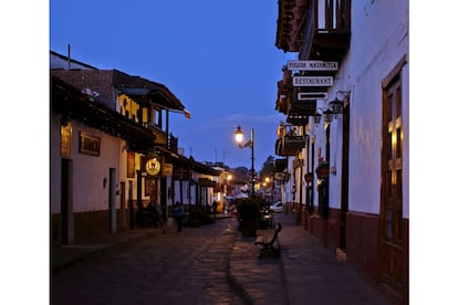 Fundado por los aztecas, el bosque de antiguos venados es hoy paraíso de pináceas y recreo para quienes huyen de los calores de los llanos cercanos. Pueblito de casitas alineadas, blancas con faldones en rojo, rodeado de cabañas para que todo paseo se vuelva excursión o aventura.