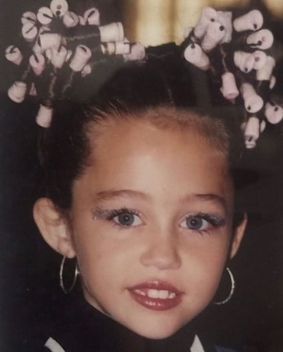 Nacida Destiny Hope Cyrus el 23 de noviembre de 1992 (en Franklin, Tennessee, EE UU), porque sus padres creían que iba a conseguir grandes cosas en la vida. Y no se equivocaron, de estrella infantil y niña Disney pasó a ser un ídolo juvenil adolescente y hoy una cantante igual de excéntrica que reconocida.