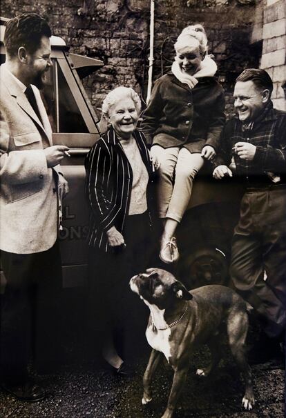 Foto de la madre y los hijos escritores. 