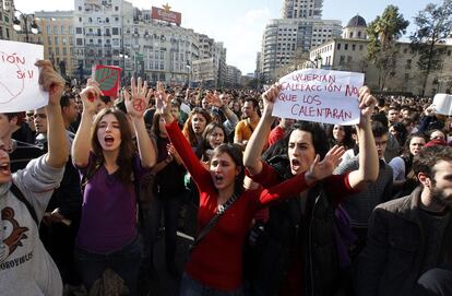 "Queríamos calefacción, no que los calentaran", se puede leer en estos carteles.