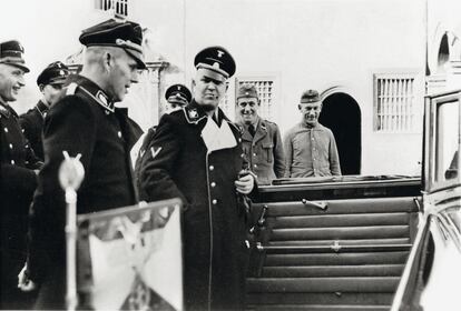 Theodor Eicke (en el centro, fumando), temido inspector de campos de concentracin, visita el recinto de Lichtenburg en marzo de 1936. 
