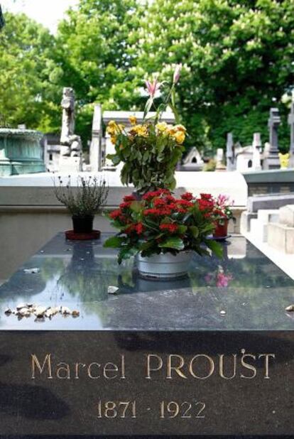 Proust está enterrado en Père-Lachaise (París).