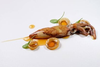 Un calamar encebollado del restaurante con una estrella Michelin Maruja Limón, en Vigo.