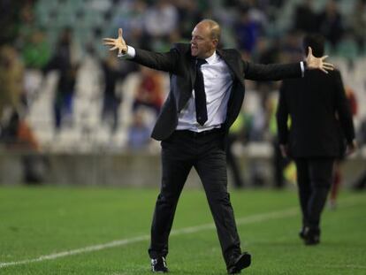 Pepe Mel dirige un partido con el Betis.