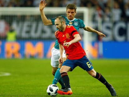 Iniesta controla ante Müller.