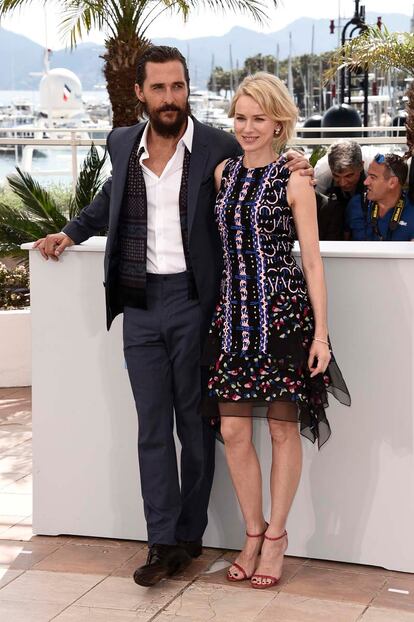 Matthew McConaughey (con traje azul de Dolce & Gabbana) y Naomi Watts (vestida por Peter Pilotto).