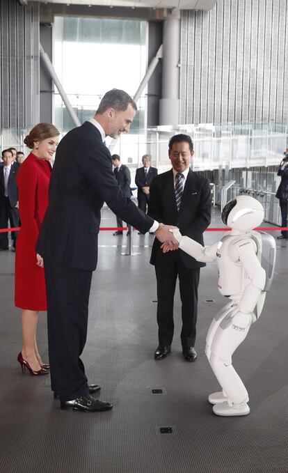 El rey Felipe VI saludando al robot Asimo de Honda.