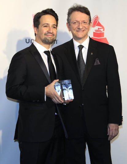 El presidente y CEO de The Latin Recording Academy, Gabriel Abaroa, y, a la izquierda, el dramaturgo y compositor Lin-Manuel Miranda, creador del musical 'Hamilton'.